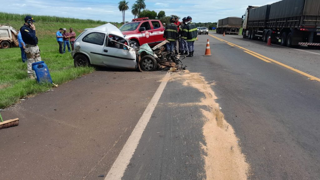 Motorista morre depois de bater de frente com caminhão de lixo