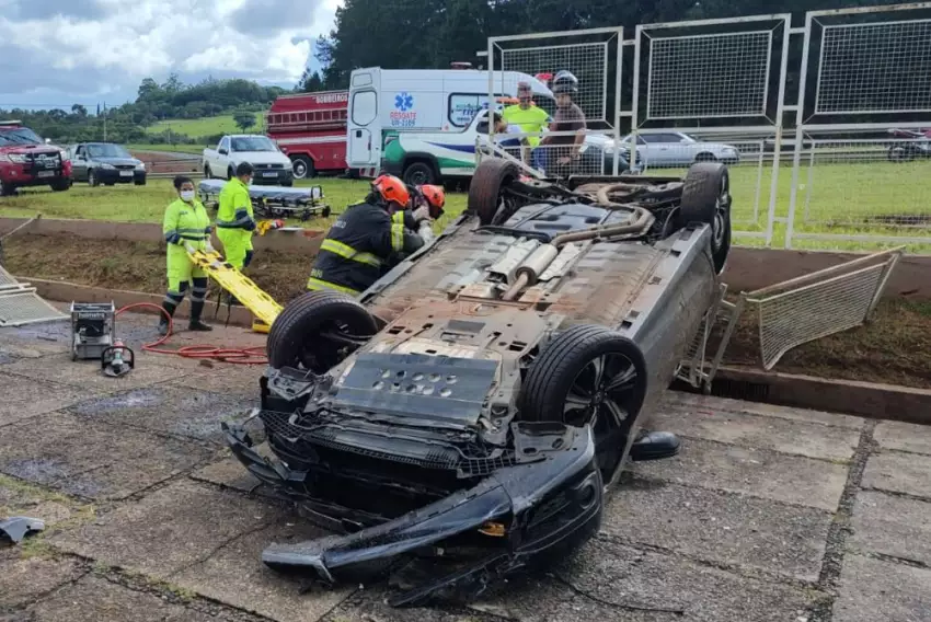 Botucatu: após capotamento, carro invade estacionamento de hotel