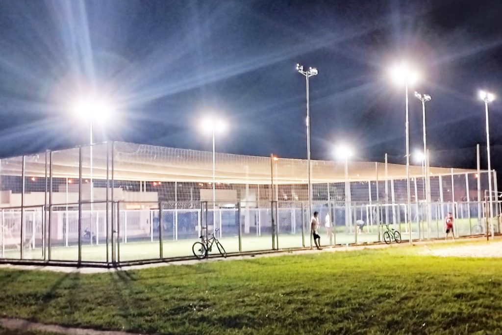 JUNQUEIRÓPOLIS: Prefeitura investe em iluminação em praças esportivas e espaços públicos