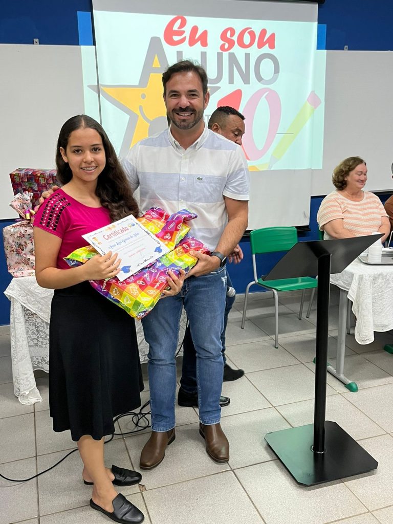 FLÓRIDA: Instituto Retribuir premia professor e aluno da Escola Pércio com notebooks