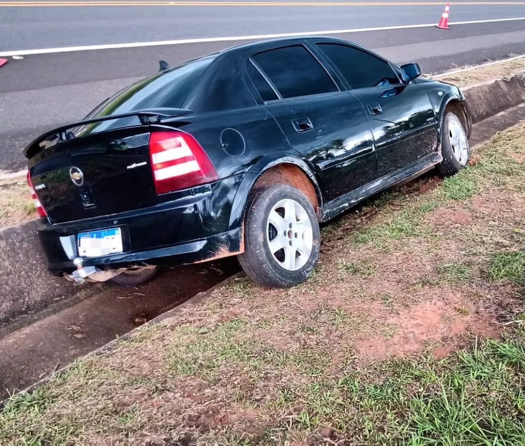 Carro vai parar na valeta após perda de controle na SP-294