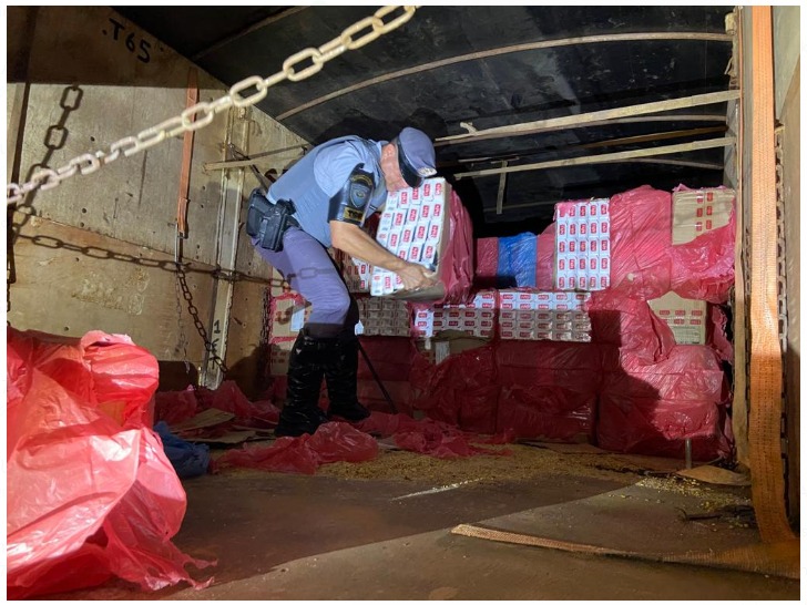Tático Rodoviário apreende carreta com cerca de 225 mil maços de cigarros em Parapuã