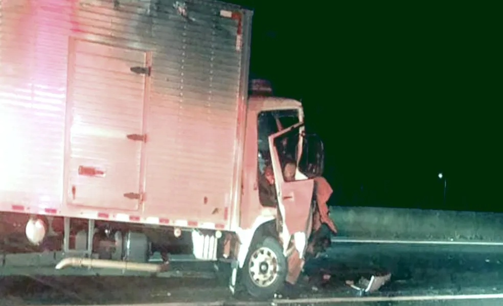 Caminhoneiro fica preso às ferragens em colisão traseira em rodovia de Assis