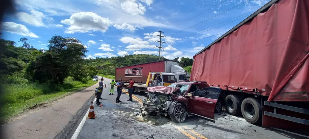 Colisão frontal entre carro, carreta e caminhão deixa 4 feridos e interdita rodovia em Vinhedo