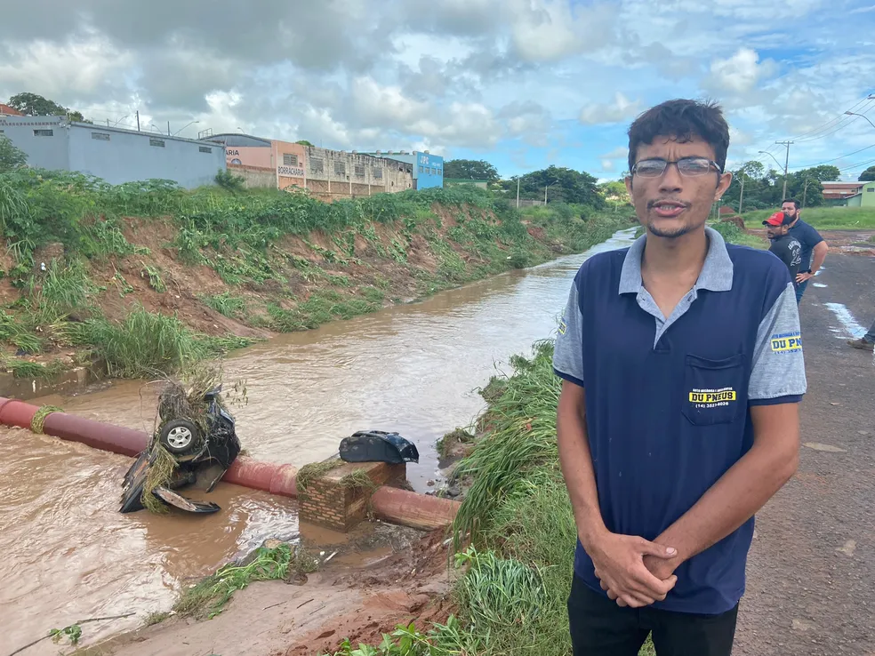 Chuva alaga ruas e enxurrada arrasta carro para córrego Campestre em Lins