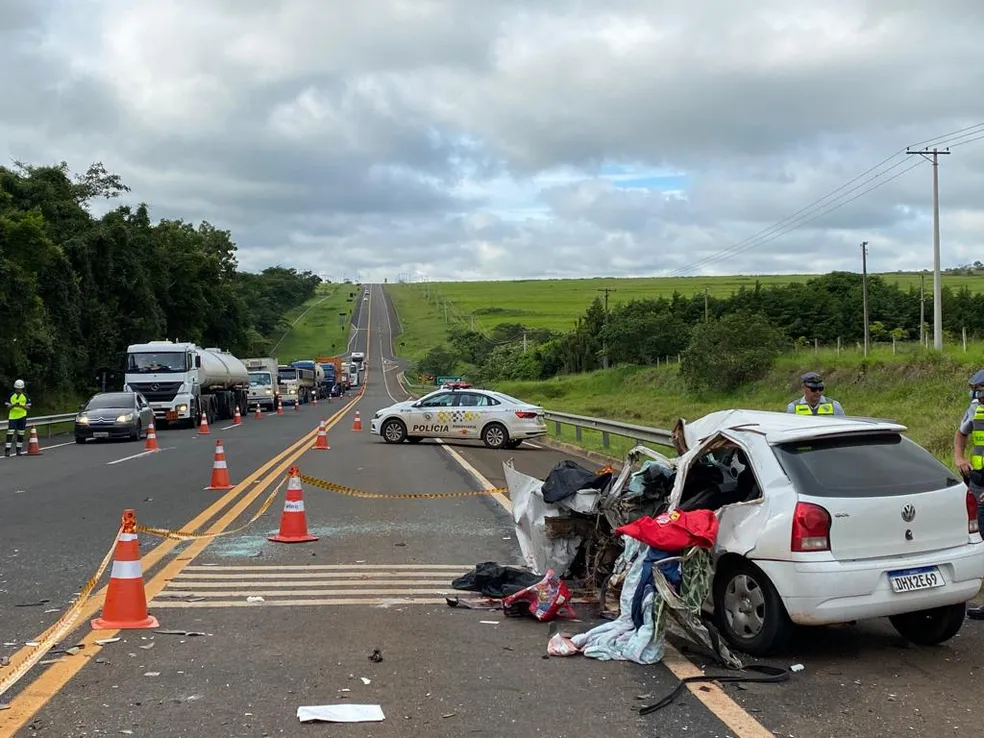 Acidente entre carro e caminhão em São Carlos mata 4 pessoas na SP-318