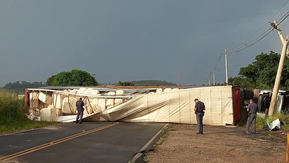 Caminhoneiro perde controle da direção, bate em poste e morre entre São Simão e Luís Antônio, SP