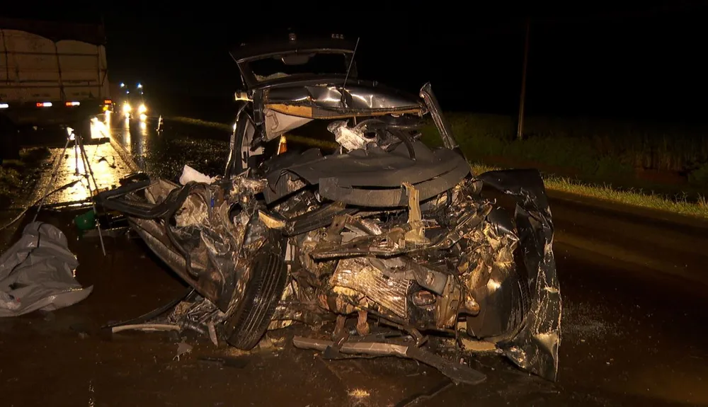 Duas pessoas morrem após colisão entre carro e carreta na Rodovia Cunha Bueno em Pradópolis, SP