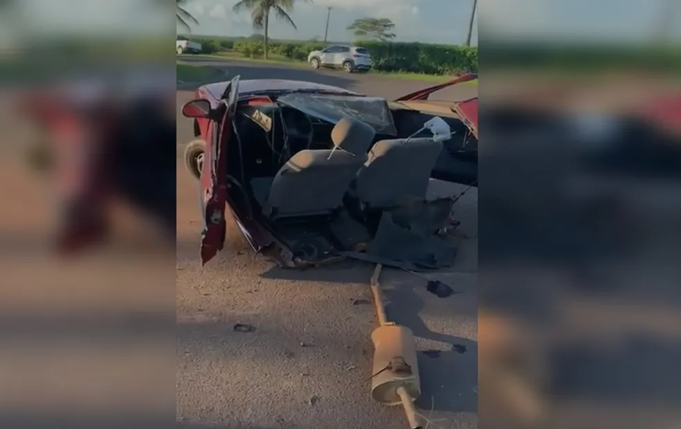 Carro bate em ônibus, parte ao meio e motorista é arremessada do veículo