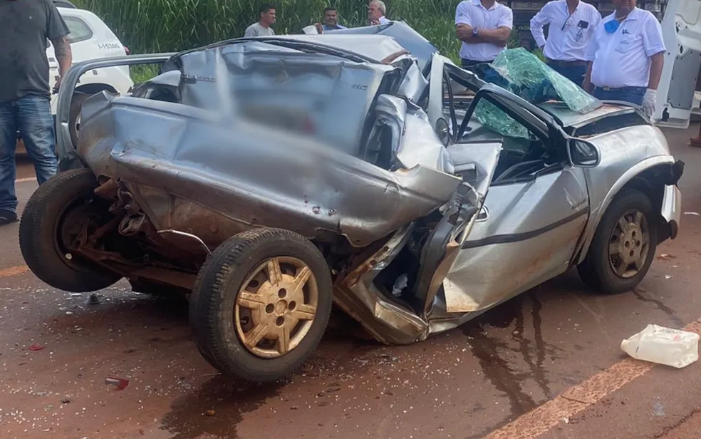 Motorista é socorrido após carro ser prensado entre caminhões em rodovia de Miguelópolis, SP