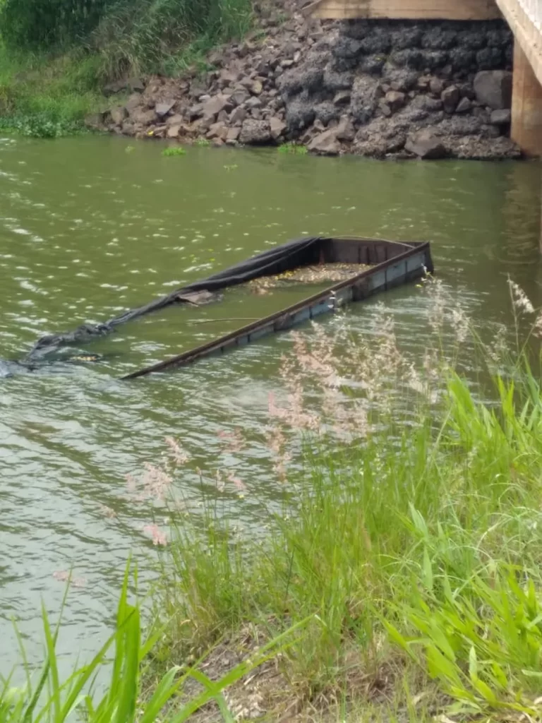 Caminhão cai em rio após acidente no interior de SP