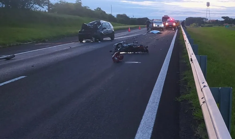 Ao trafegar pela contramão, motociclista morre após colidir de frente com veículo