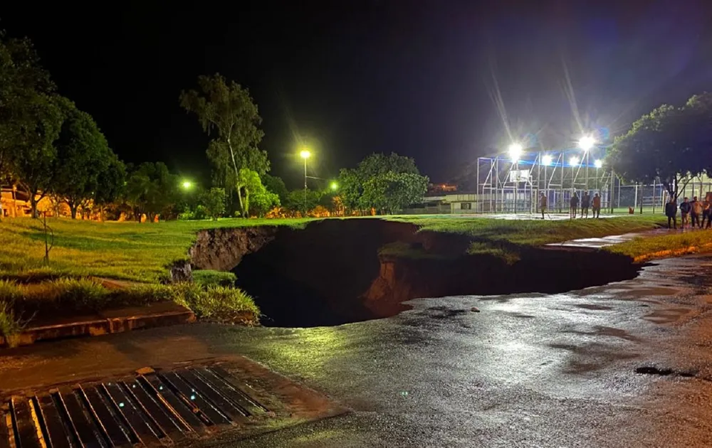 Prefeitura decreta situação de emergência em praça ‘engolida’ por cratera em Tupã