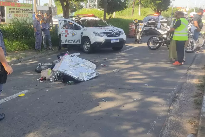 Mulher atinge lateral de carro, cai da moto e morre atropelada por caminhão em Campinas