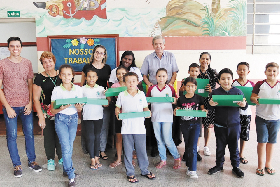 IRAPURU: Alunos da rede municipal de ensino recebem kits de materiais escolares
