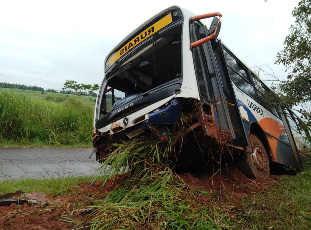 Acidente com ônibus de trabalhadores deixa cinco feridos
