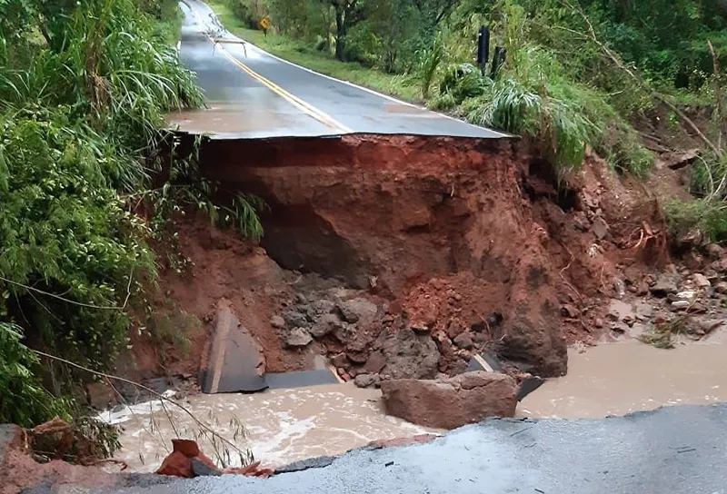 Abertura de cratera interdita vicinal que liga Pacaembu e Mirandópolis