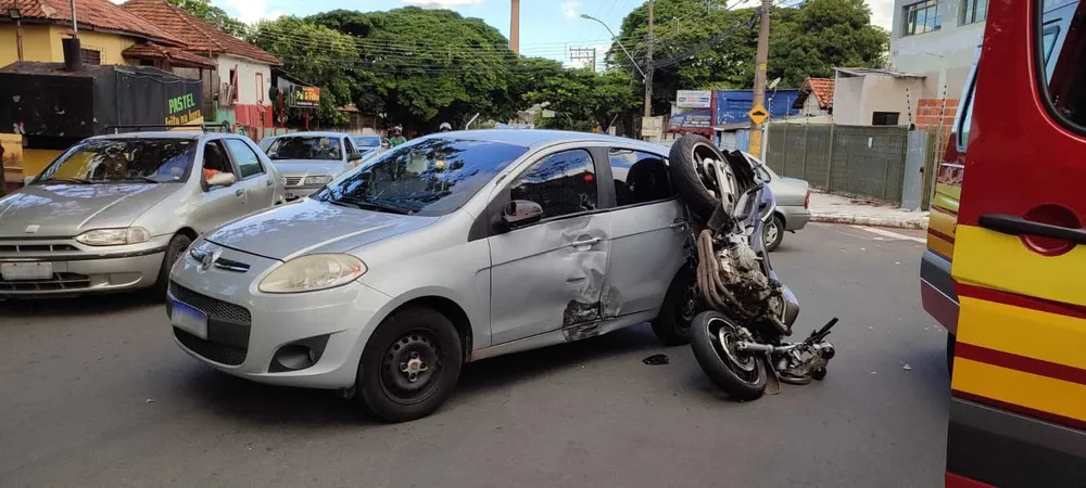 Motociclista fica ferido após colisão com carro