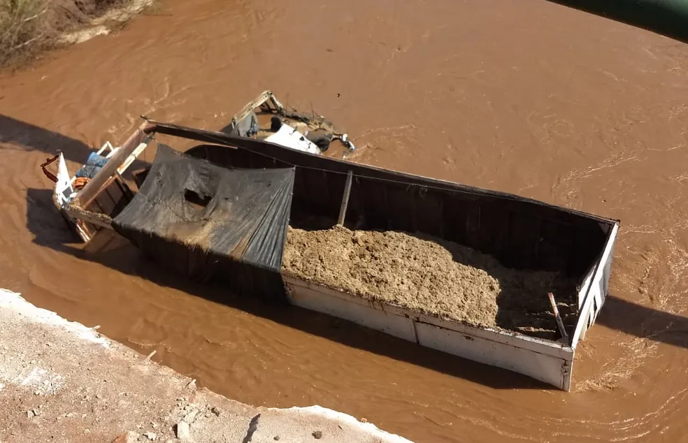 Bombeiros encontram corpo de caminhoeiro que caiu de ponte em Restinga, SP