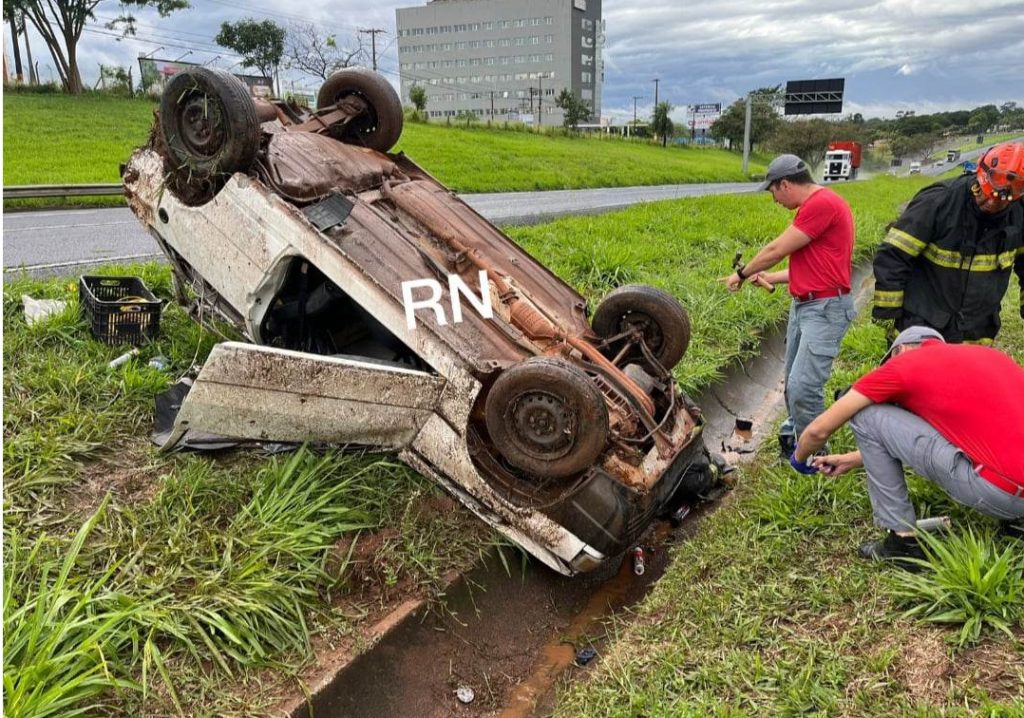 Duas pessoas ficam levemente feridas em acidente na SP-320