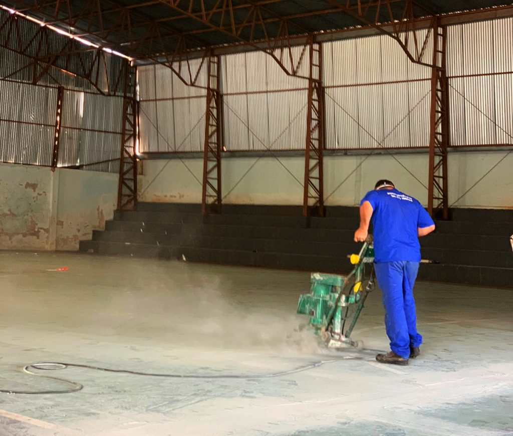 FLORA RICA: Iniciada revitalização do piso da quadra poliesportiva