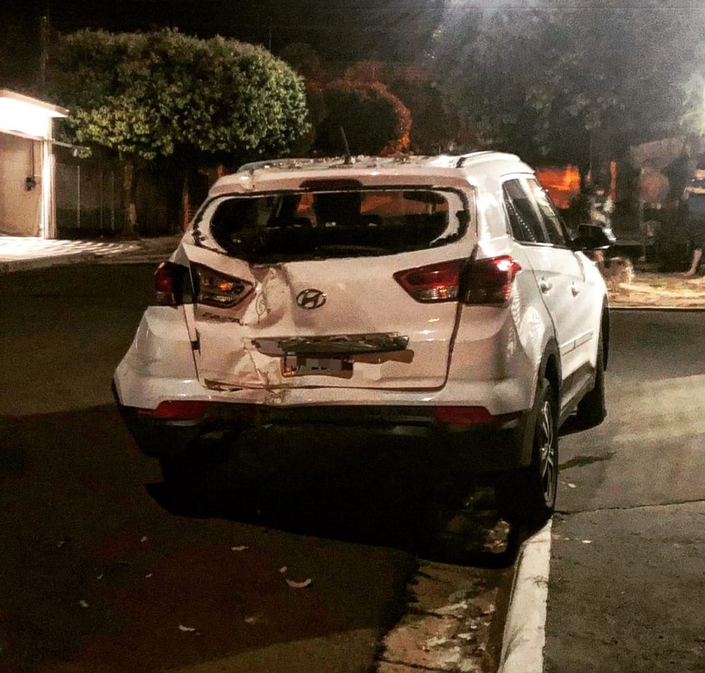 Motorista com sinais de embriaguez perde o controle de direção ao dar ré e causa acidente