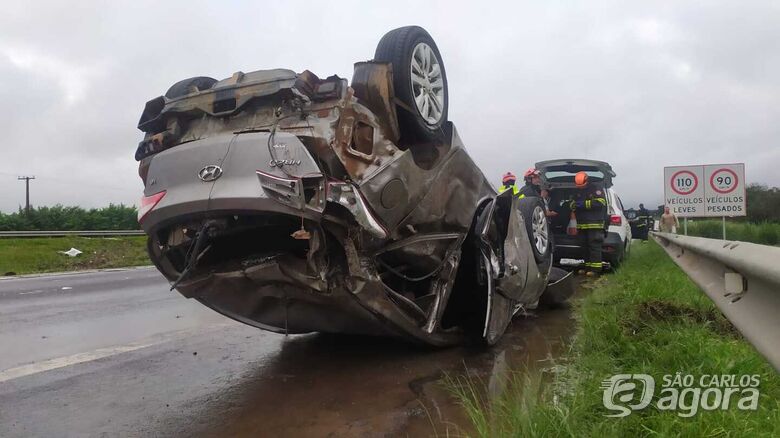 Carro capota, furgão tomba e carreta fica em “L” na SP-310 em São Carlos