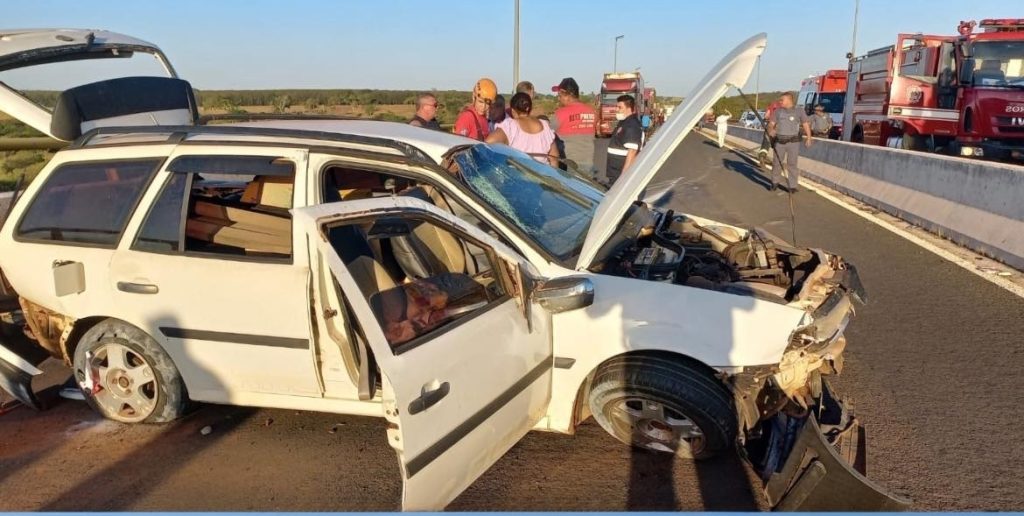 Capotamento na Ponte Rodoferroviária deixa 3 pessoas feridas