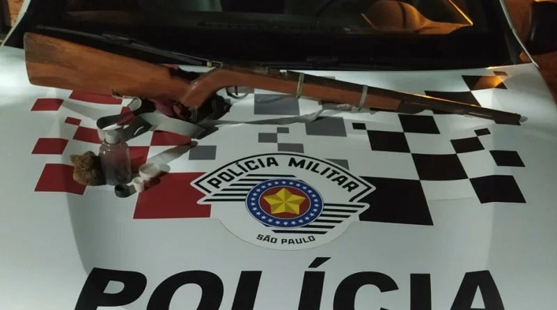Homem é preso por lesão corporal e porte de arma de fogo