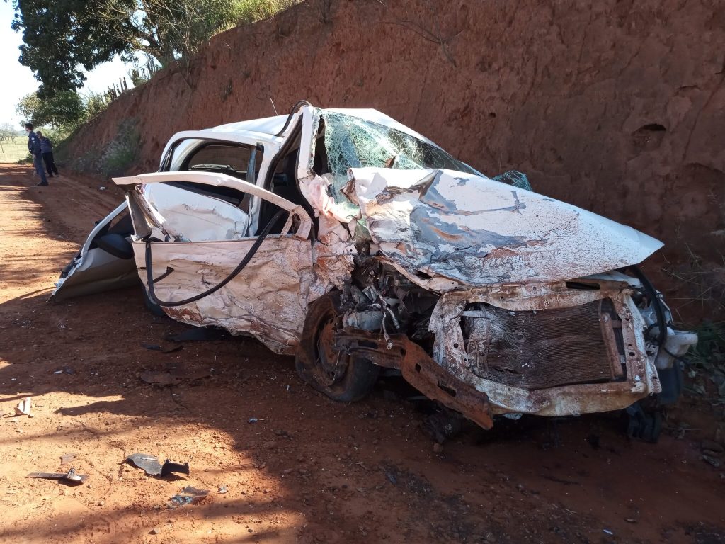 Três mortos em grave acidente com dois veículos