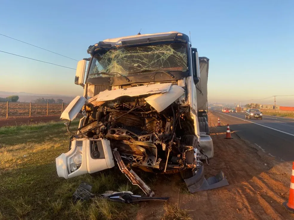 Caminhões se envolvem em acidente na rodovia SP-127, entre Piracicaba e Saltinho