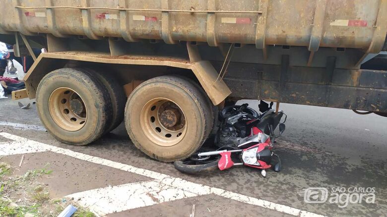 Motociclista morre após ser atropelado por caminhão na rotatória do Cristo