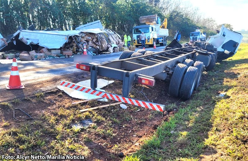 Motorista fica ferido em acidente com caminhão carregado de ovos
