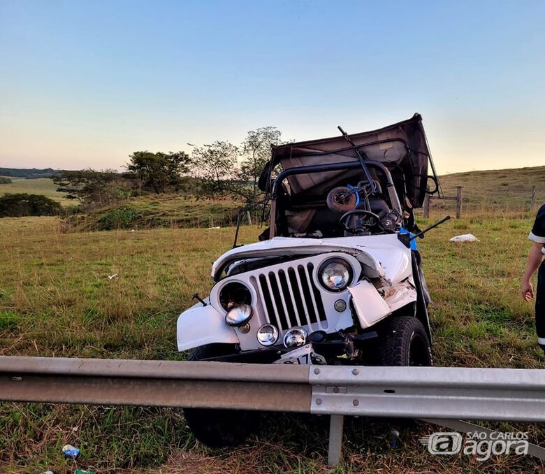 Acidente entre Jeep e caminhão fere duas pessoas na Washington Luís