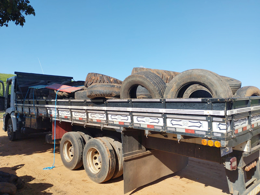 SALMOURÃO: Prefeitura firma parceria para descarte de pneus inservíveis