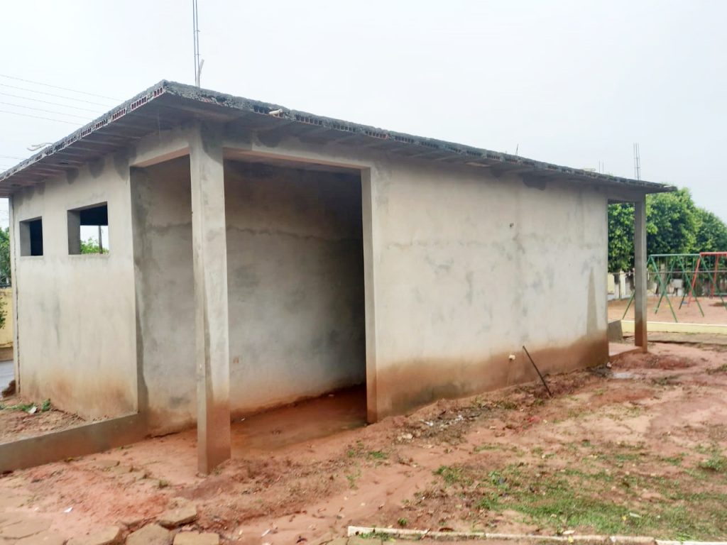 FLORA RICA: Prefeito anuncia retomada das obras de banheiro público na praça da matriz