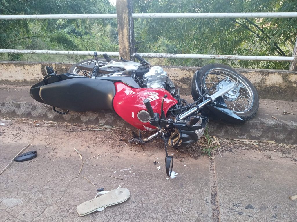 Acidente entre carro e moto deixa duas pessoas feridas
