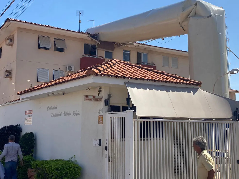 Caixa d’água de 24 metros de altura cai e destrói apartamento em condomínio no interior de SP