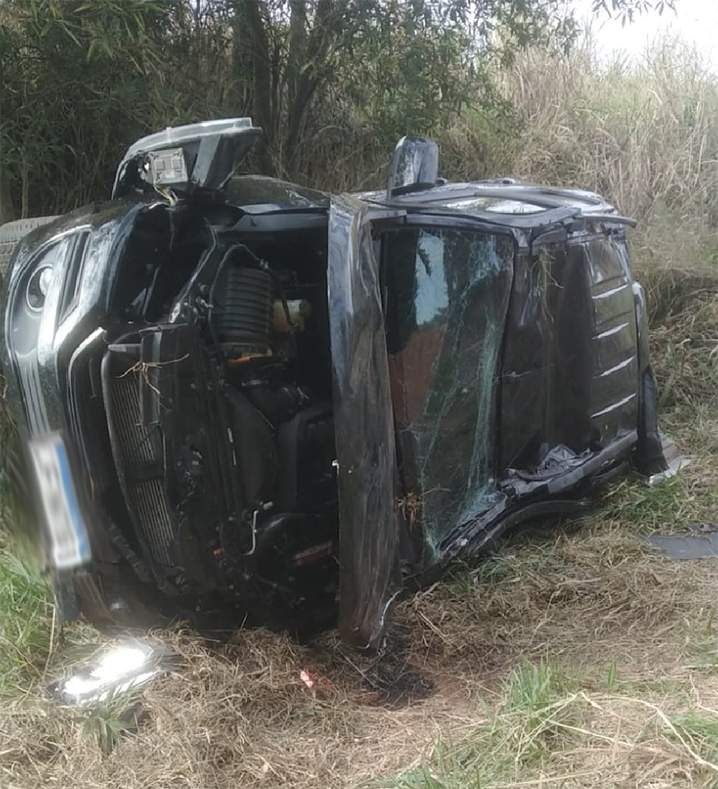 Acidente deixa três feridos e caminhonete destruída