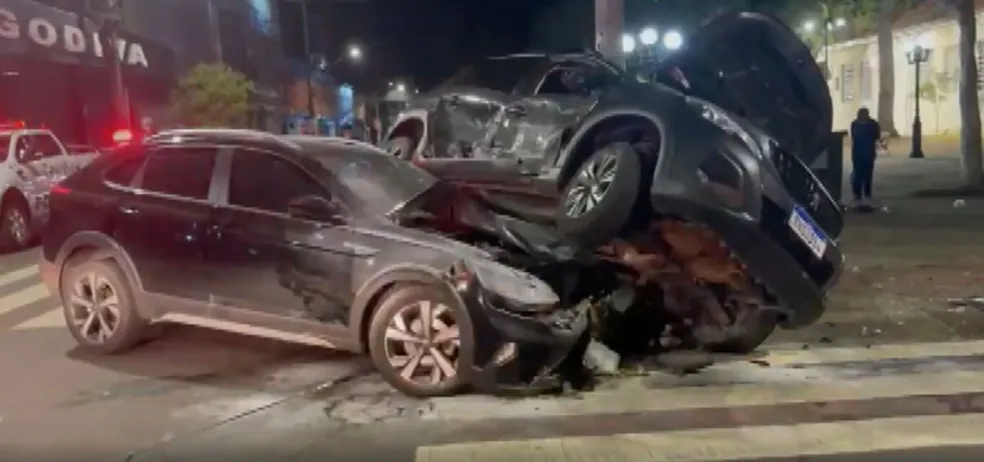 Carro ‘sobe’ em cima do outro após colisão em Indaiatuba