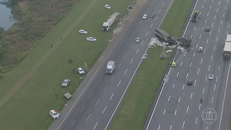 Motorista de carreta perde controle da direção e bate em quatro veículos na Rodovia dos Imigrantes