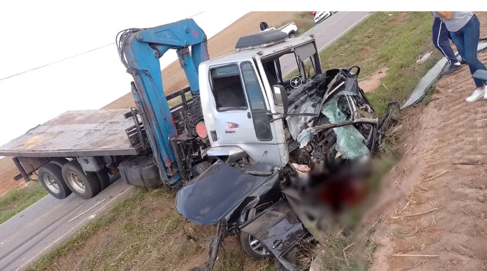 Motorista morre após perder controle e ter carro prensado contra barranco por caminhão