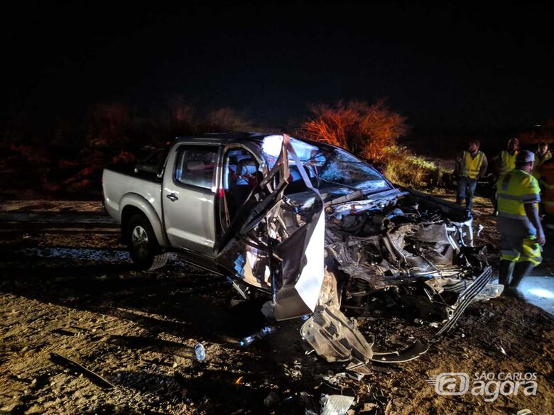 Casal fica gravemente ferido após colisão entre picape e bitrem