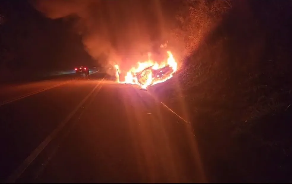 Carros pegam fogo após colisão frontal e deixam feridos em rodovia do interior de SP