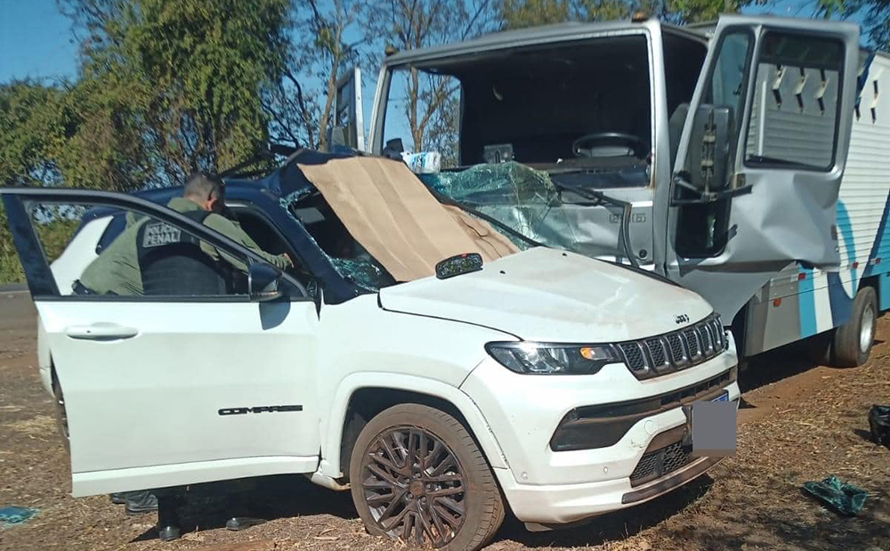 Mulher morre em acidente com carro e “bonde” de presos