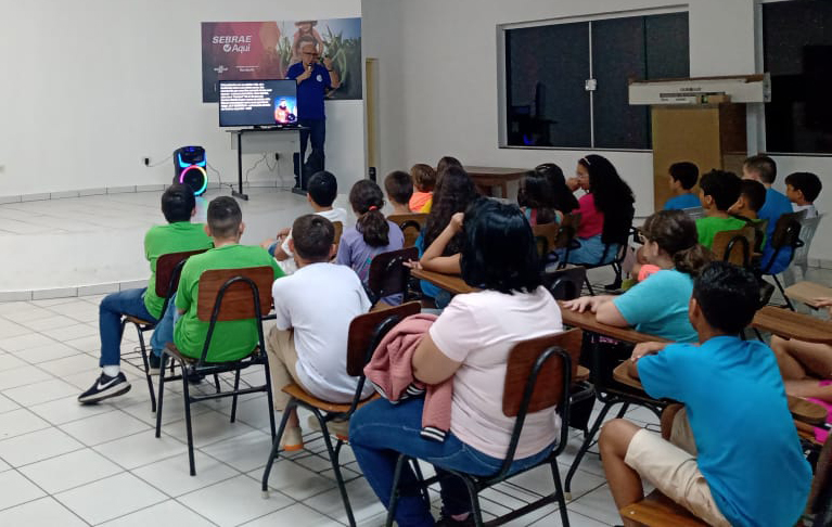 MARIÁPOLIS: Associação de Astronomia recebe alunos de toda a região