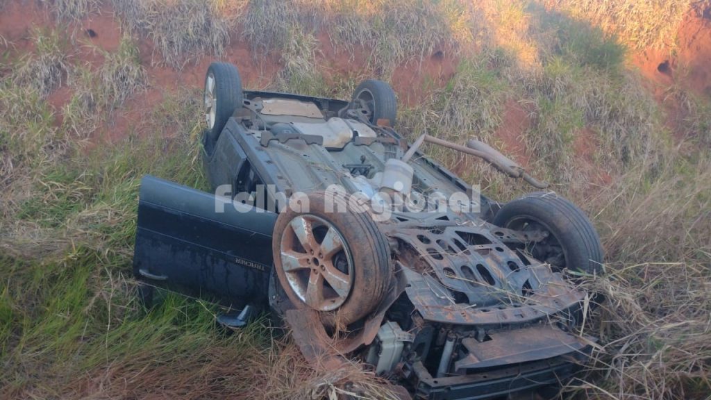 Médico bate carro em barranco e capota na SP-501 em Flora Rica