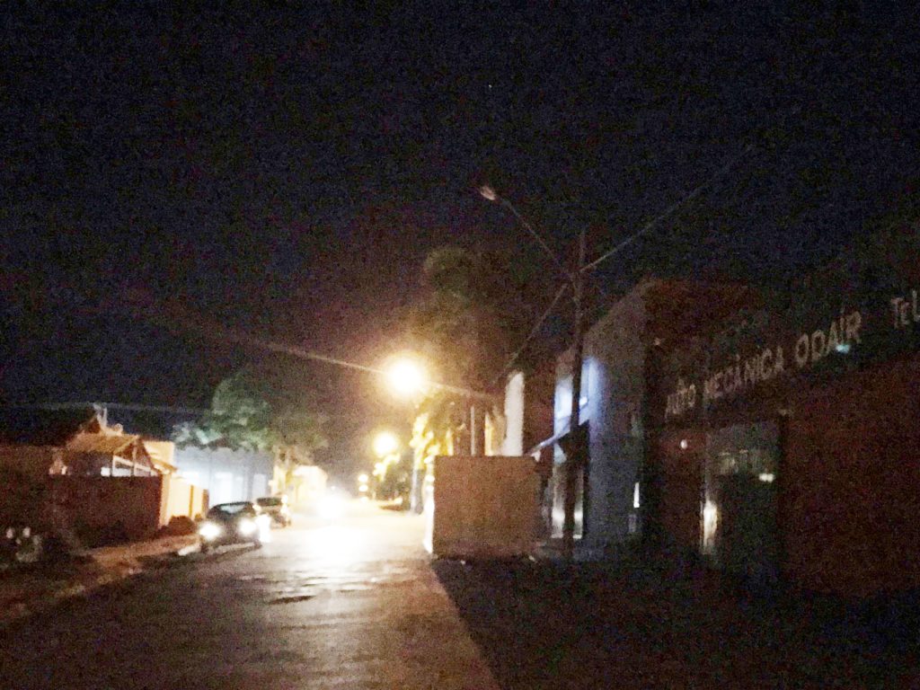 FLÓRIDA: Comerciantes sofrem incômodo e perigo com luz de poste apagada