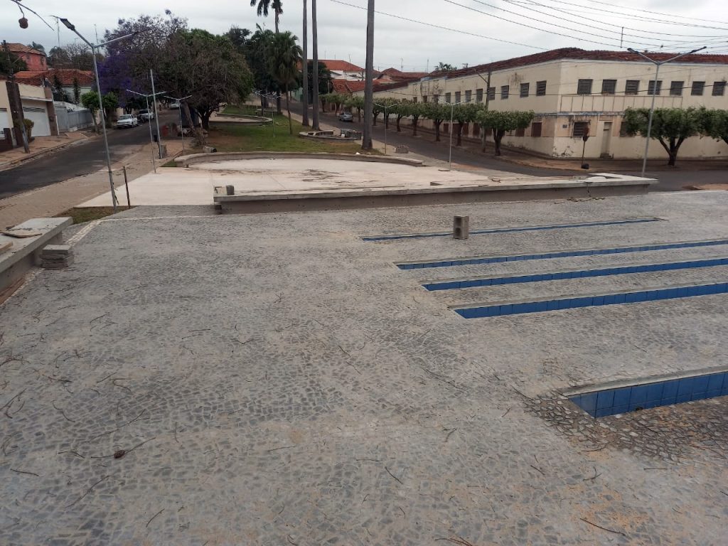 LUCÉLIA: Avançam as obras de revitalização e modernização da praça José Firpo