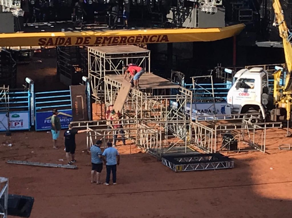 EXPO VERDE: Passarela que deixará Luan Santana “mais próximo do público” é montada na arena do Poliesportivo